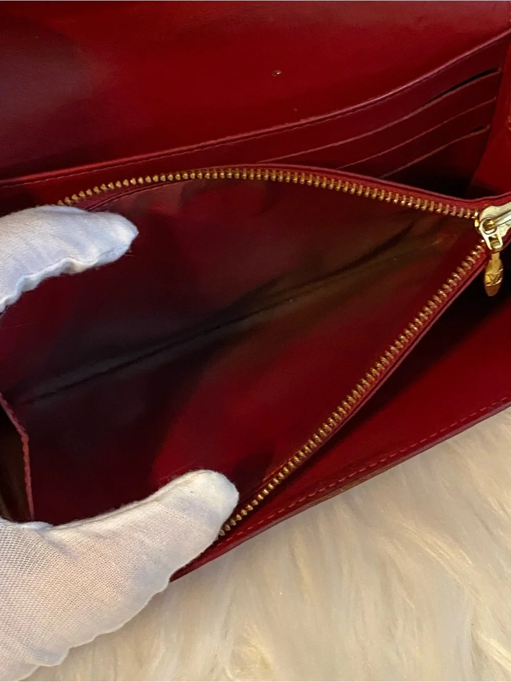 Louis Vuitton Monogram Vernis Sarah Wallet in Pomme d'Amour red patent leather